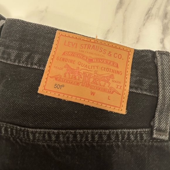 501 Levis Mid Thigh Short in Lunar Black - Picture 4 of 5
